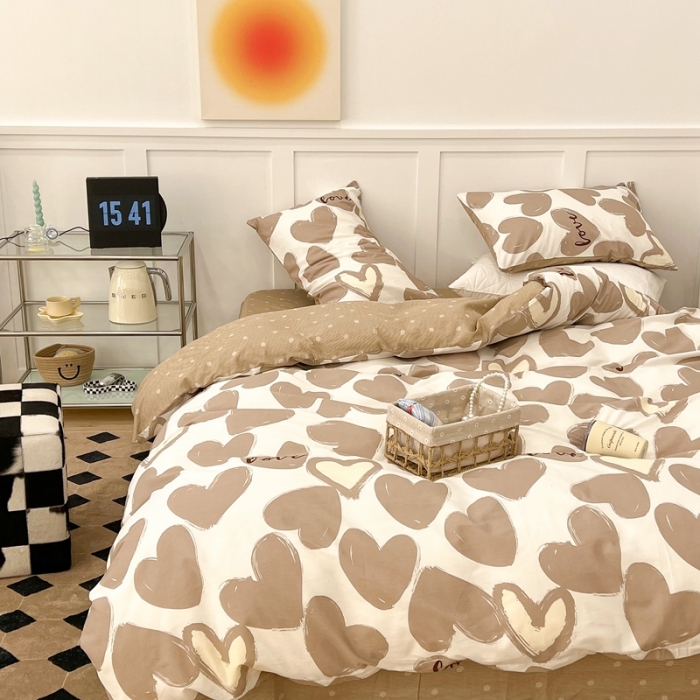 91家纺网 家纺一手货源 找家纺 昔可家纺 2022新款13372全棉普通款爱心系列四件套 撞色爱心咖