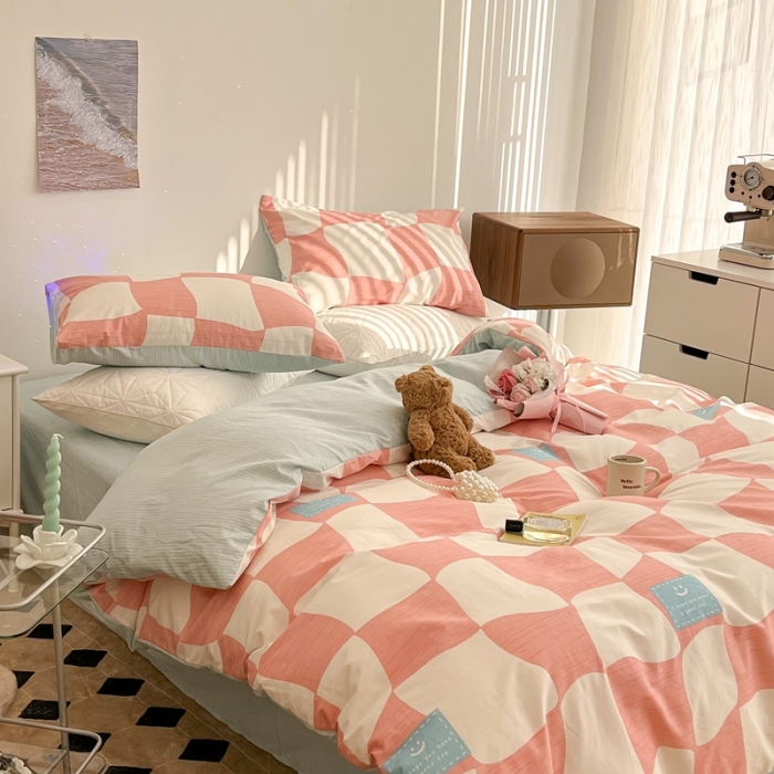 91家纺网 家纺一手货源 找家纺 昔可家纺 2022新款13372全棉普通款异形棋盘格四件套 异形棋盘粉