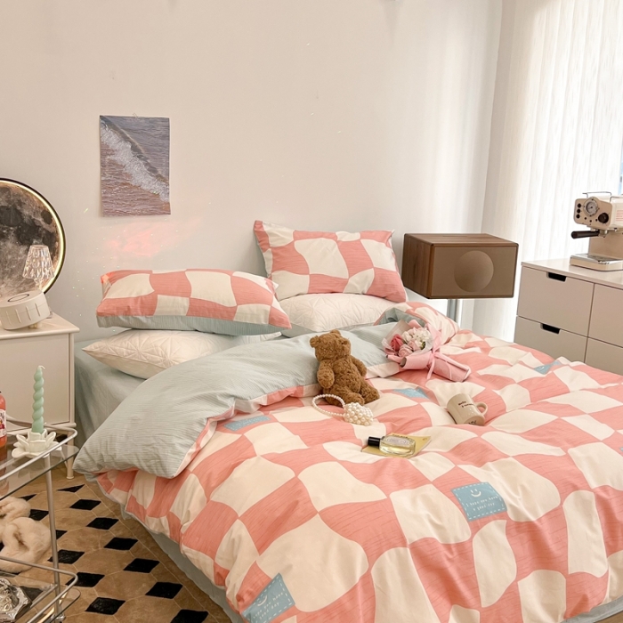 91家纺网 家纺一手货源 找家纺 昔可家纺 2022新款13372全棉普通款异形棋盘格四件套 异形棋盘粉