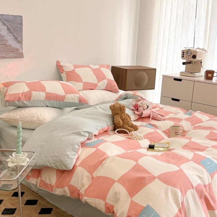 91家纺网 家纺一手货源 找家纺 昔可家纺 2022新款13372全棉普通款异形棋盘格四件套 异形棋盘粉