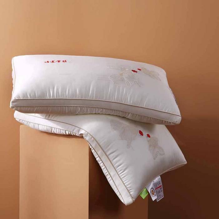 91家纺网 家纺一手货源 找家纺 2022新款天丝刺绣仪征羽丝绒酒店枕芯护颈水洗枕头单人软枕