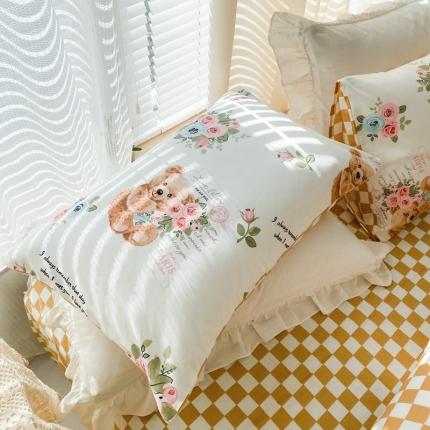 91家纺网 家纺一手货源 找家纺 优彩2022新款全棉13372印花单枕套 花束小熊