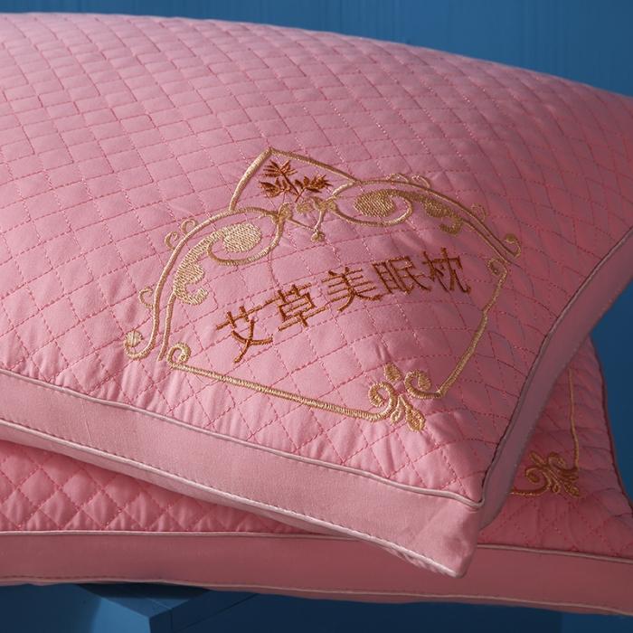 91家纺网 家纺一手货源 找家纺 2022新款加厚磨毛艾草羽丝绒枕头绗缝刺绣护颈单人安睡枕芯