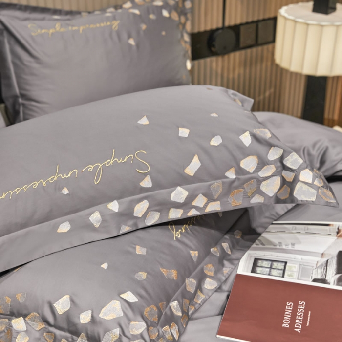 91家纺网 家纺一手货源 找家纺 爱缦 新款100支长绒棉贡缎刺绣宽边四件套-耀影系列 银灰