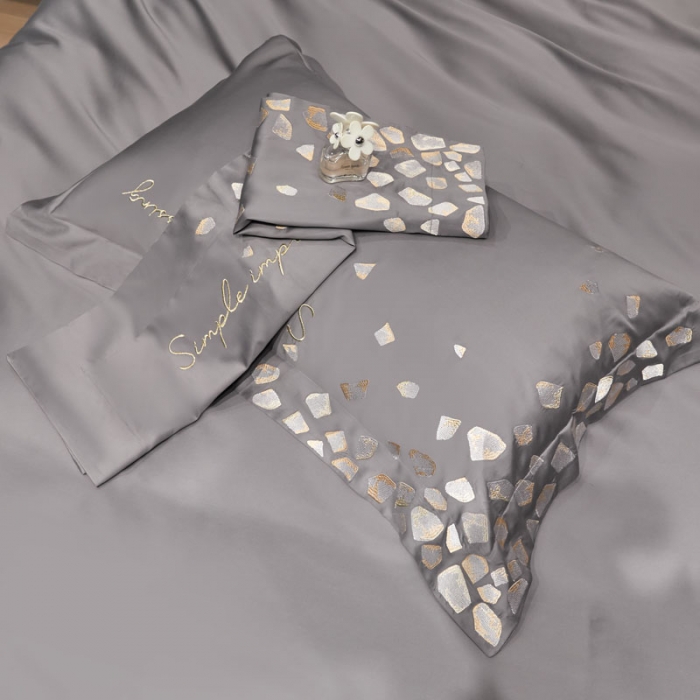 91家纺网 家纺一手货源 找家纺 爱缦 新款100支长绒棉贡缎刺绣宽边四件套-耀影系列 银灰