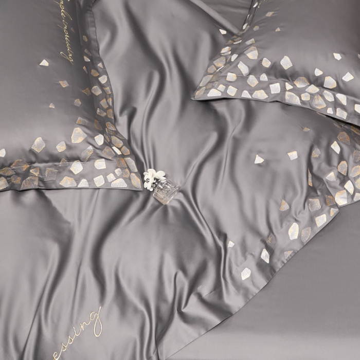 91家纺网 家纺一手货源 找家纺 爱缦 新款100支长绒棉贡缎刺绣宽边四件套-耀影系列 银灰