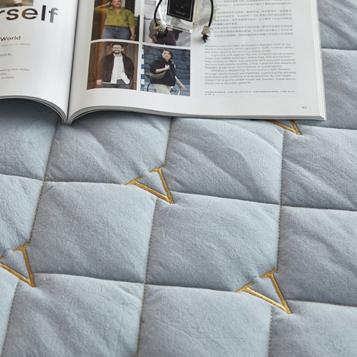 91家纺网 家纺一手货源 找家纺 久典 2022新款A类全棉色织水洗棉刺绣抗菌防螨夹棉床笠 浅水蓝