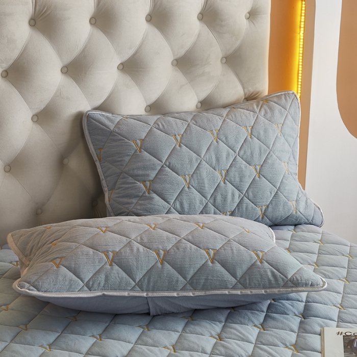 91家纺网 家纺一手货源 找家纺 久典 2022新款A类全棉色织水洗棉刺绣抗菌防螨夹棉床笠 浅水蓝