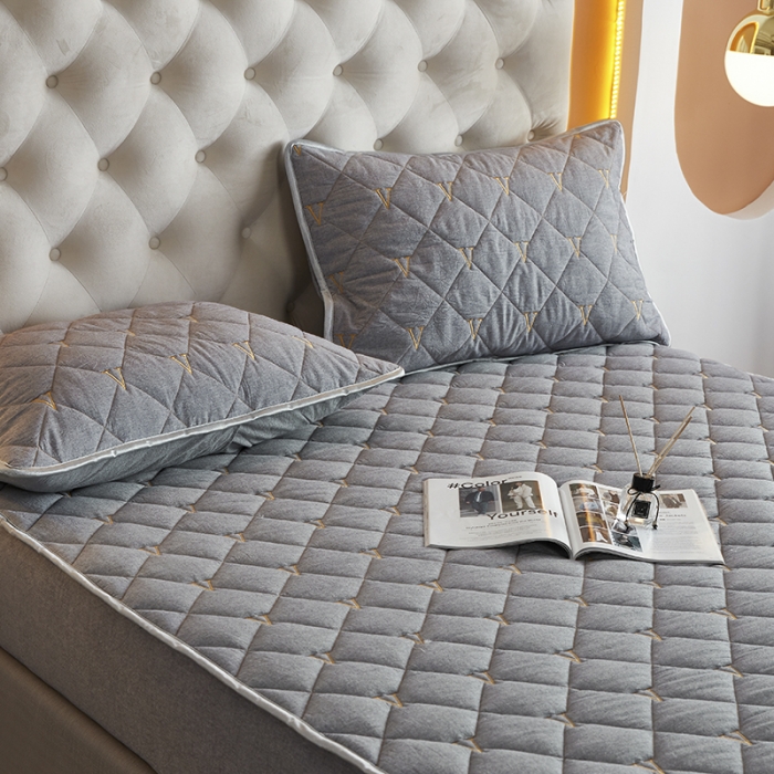 91家纺网 家纺一手货源 找家纺 久典 2022新款A类全棉色织水洗棉刺绣抗菌防螨夹棉床笠 浅灰