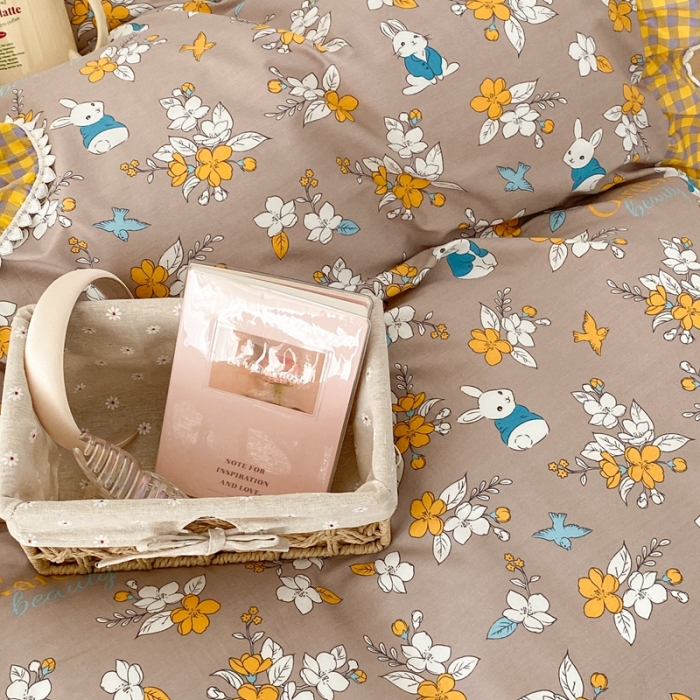 91家纺网 家纺一手货源 找家纺 昔可家纺 2022新款全棉格子花边款四件套 花园兔咖