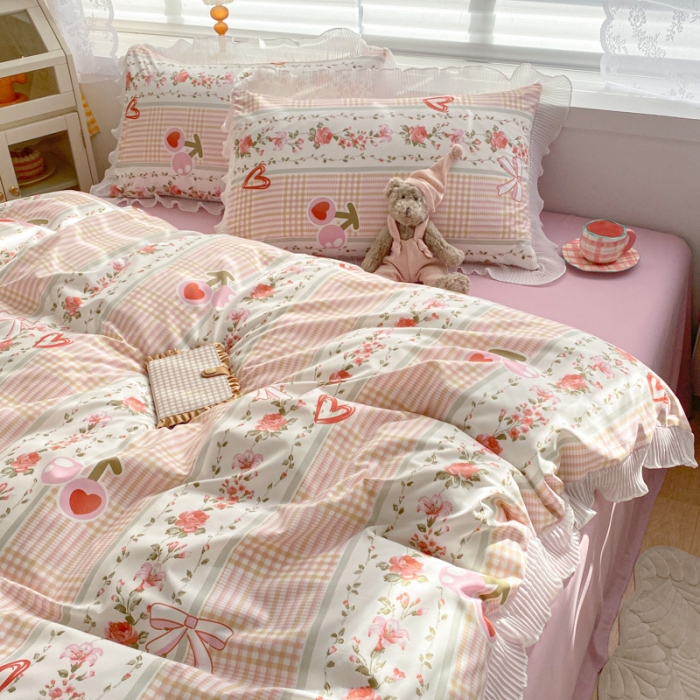 91家纺网 家纺一手货源 找家纺 琪格格纺织 2022新款水洗棉蕾丝褶皱花边款四件套 樱桃玫瑰