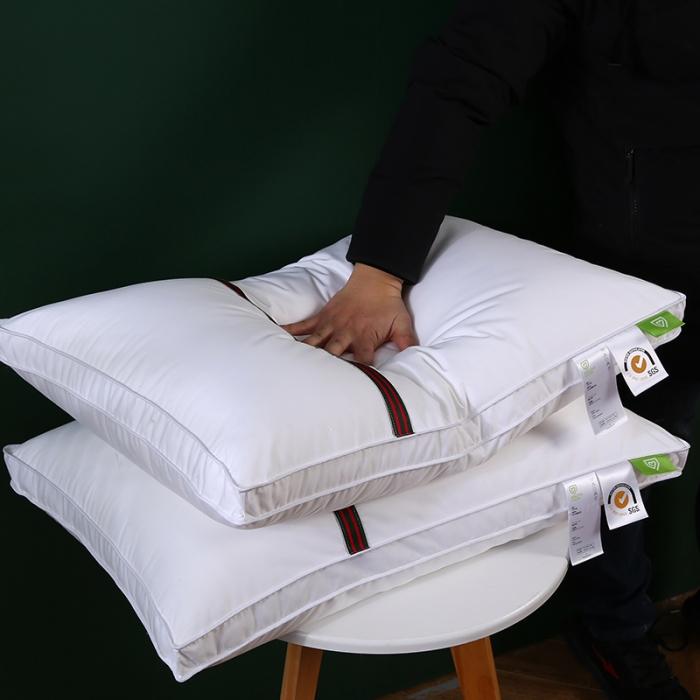 91家纺网 家纺一手货源 找家纺 2022新款全棉防羽布经典织带酒店布草羽丝绒枕头舒适枕芯