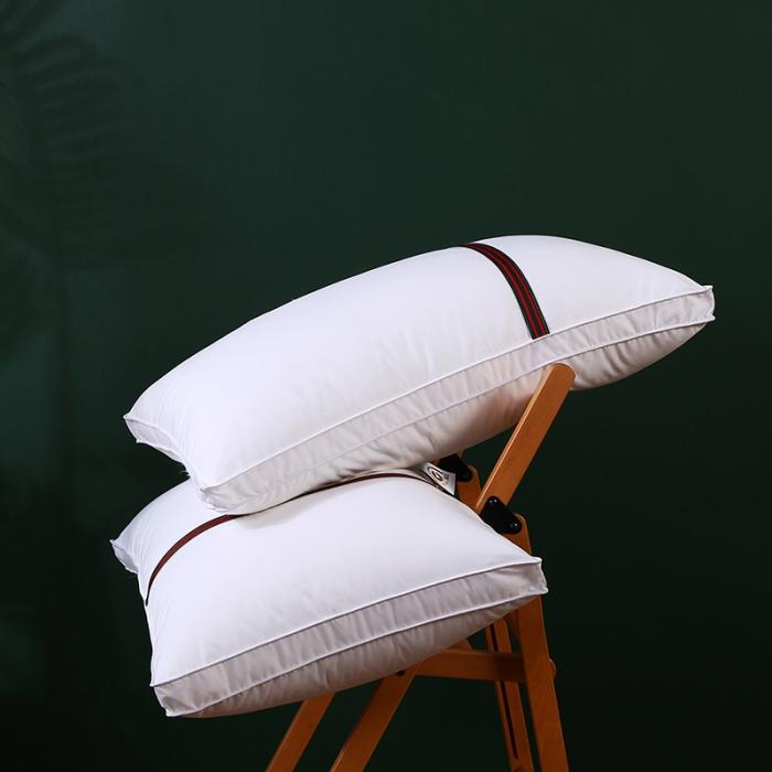 91家纺网 家纺一手货源 找家纺 2022新款全棉防羽布经典织带酒店布草羽丝绒枕头舒适枕芯