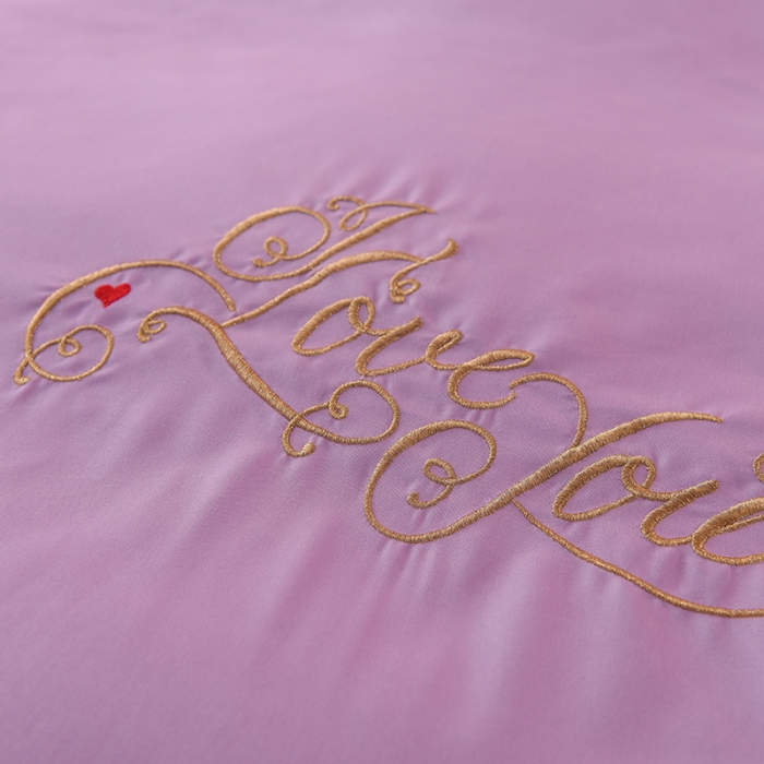 91家纺网 家纺一手货源 找家纺 欧冠 2022新款潮系列爱巢款床裙款刺绣四件套 浅紫