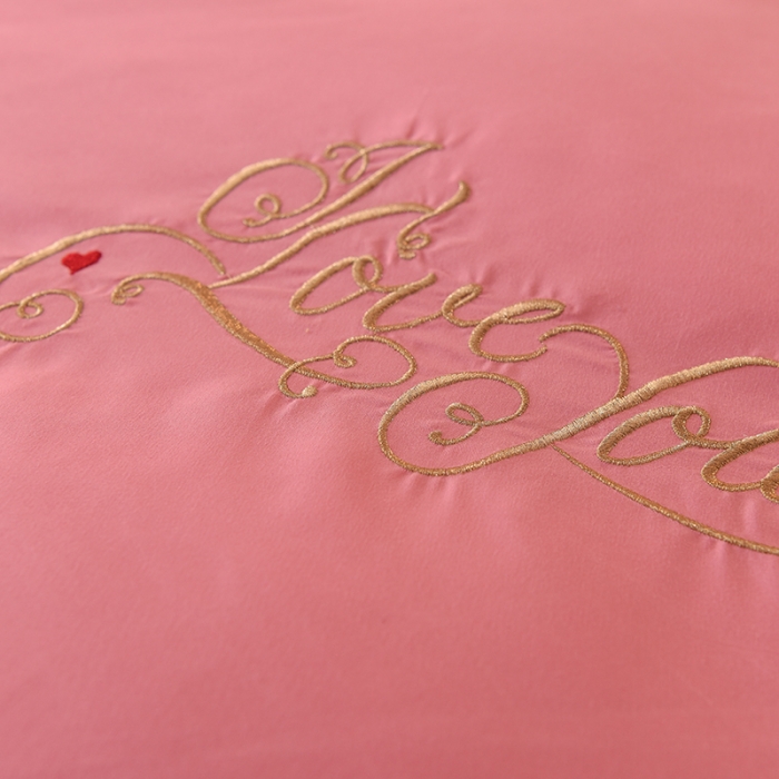 91家纺网 家纺一手货源 找家纺 欧冠 2022新款潮系列爱巢款床裙款刺绣四件套 深粉