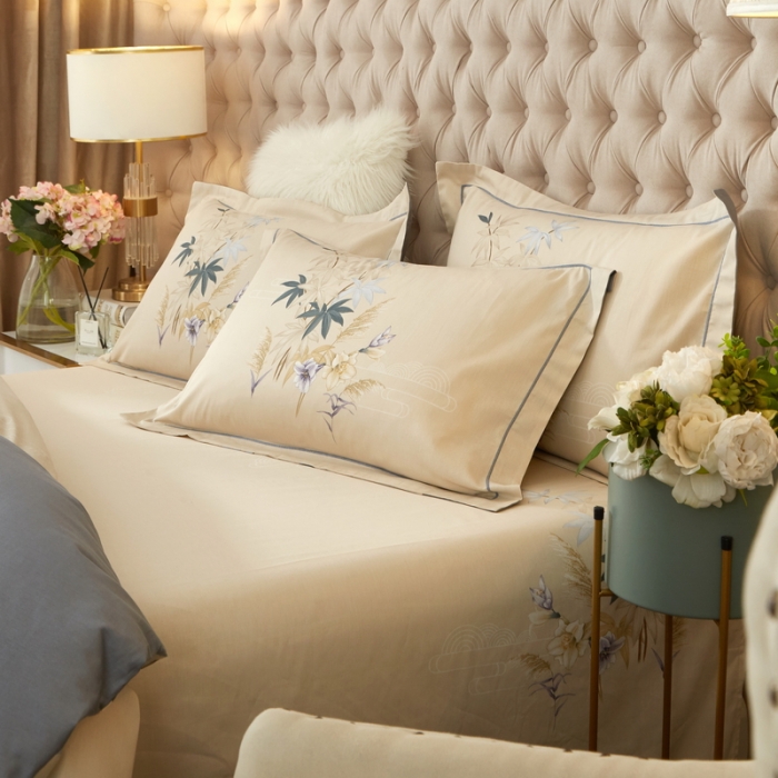 91家纺网 家纺一手货源 找家纺 金纱玉纺 2022新款全棉13372大版印花四件套 莱茵春色-灰