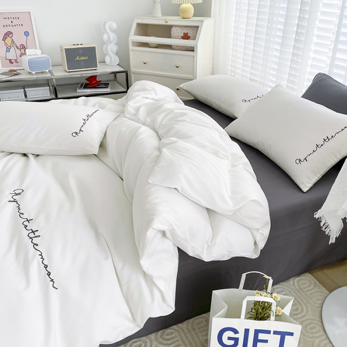 91家纺网 家纺一手货源 找家纺 曼谷家纺纯色简约刺绣四件套柔软磨毛床上用 字母白灰