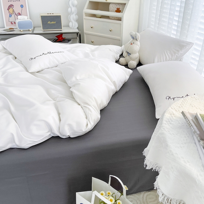 91家纺网 家纺一手货源 找家纺 曼谷家纺纯色简约刺绣四件套柔软磨毛床上用 字母白灰