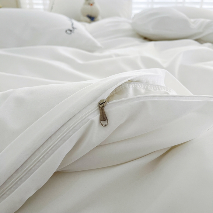 91家纺网 家纺一手货源 找家纺 曼谷家纺纯色简约刺绣四件套柔软磨毛床上用 字母白灰