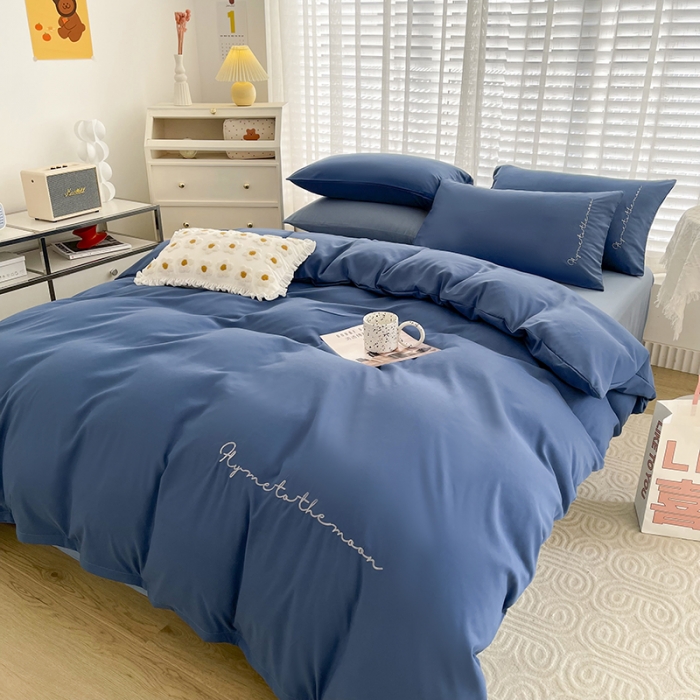 91家纺网 家纺一手货源 找家纺 曼谷家纺纯色简约刺绣四件套柔软磨毛床上用字母宝蓝海盐