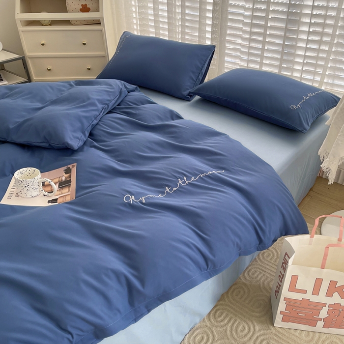 91家纺网 家纺一手货源 找家纺 曼谷家纺纯色简约刺绣四件套柔软磨毛床上用字母宝蓝海盐