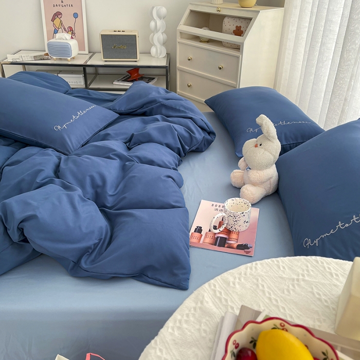 91家纺网 家纺一手货源 找家纺 曼谷家纺纯色简约刺绣四件套柔软磨毛床上用字母宝蓝海盐