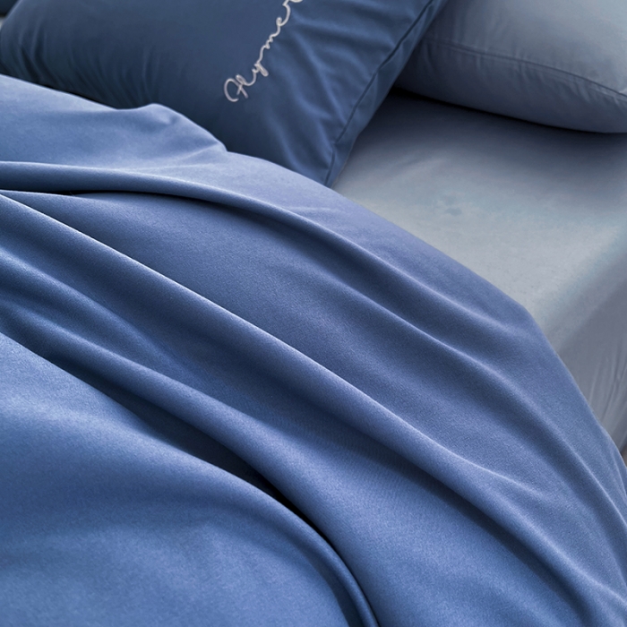 91家纺网 家纺一手货源 找家纺 曼谷家纺纯色简约刺绣四件套柔软磨毛床上用字母宝蓝海盐