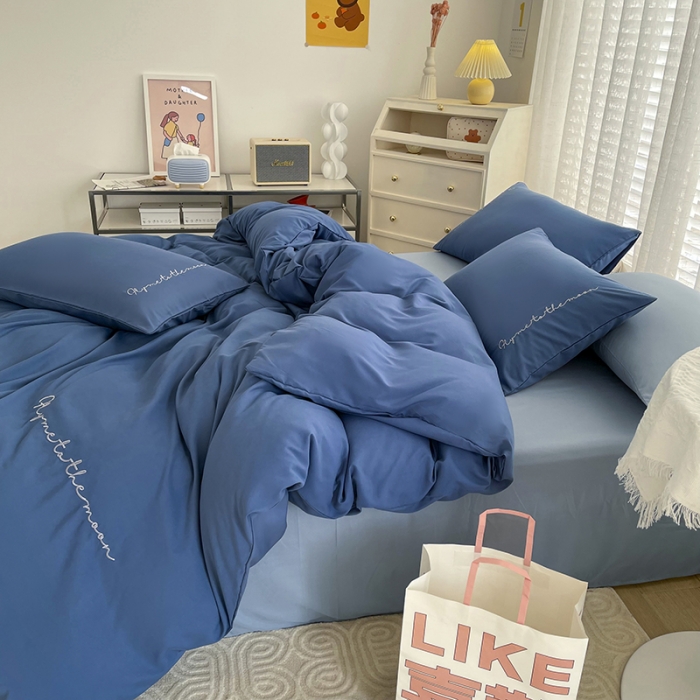 91家纺网 家纺一手货源 找家纺 曼谷家纺纯色简约刺绣四件套柔软磨毛床上用字母宝蓝海盐