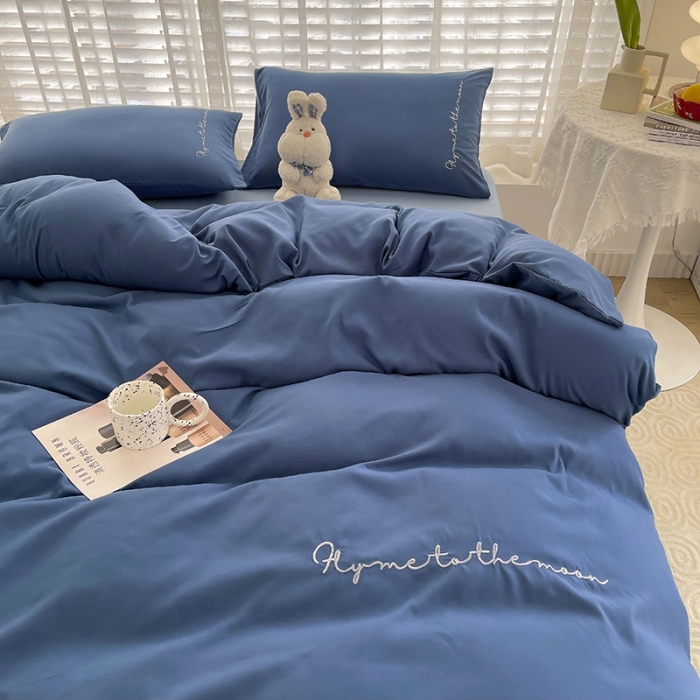 91家纺网 家纺一手货源 找家纺 曼谷家纺纯色简约刺绣四件套柔软磨毛床上用字母宝蓝海盐