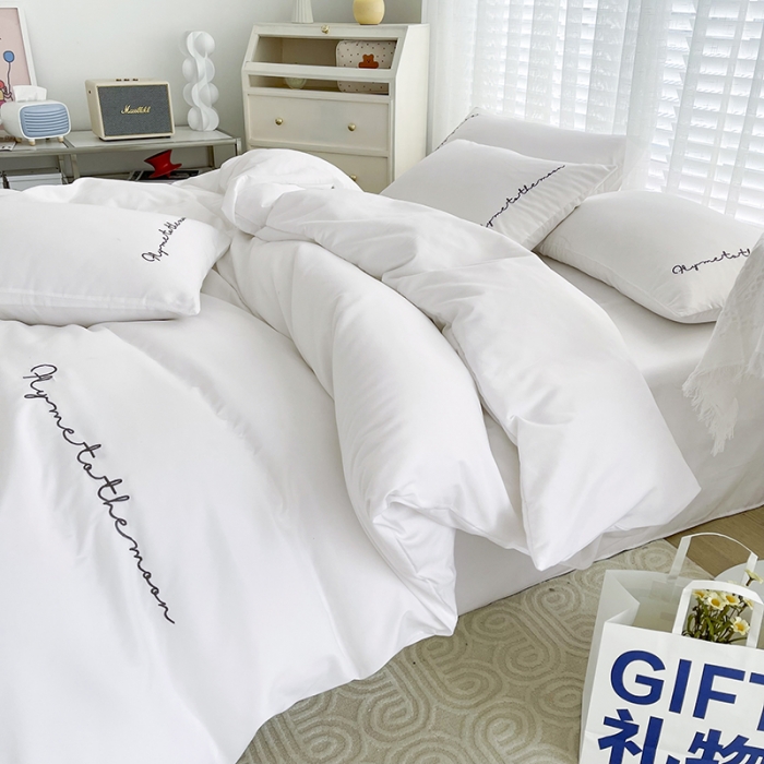 91家纺网 家纺一手货源 找家纺 曼谷家纺纯色简约刺绣四件套柔软磨毛床上用 字母纯白