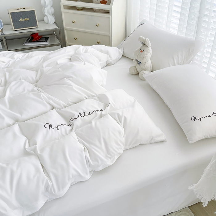 91家纺网 家纺一手货源 找家纺 曼谷家纺纯色简约刺绣四件套柔软磨毛床上用 字母纯白