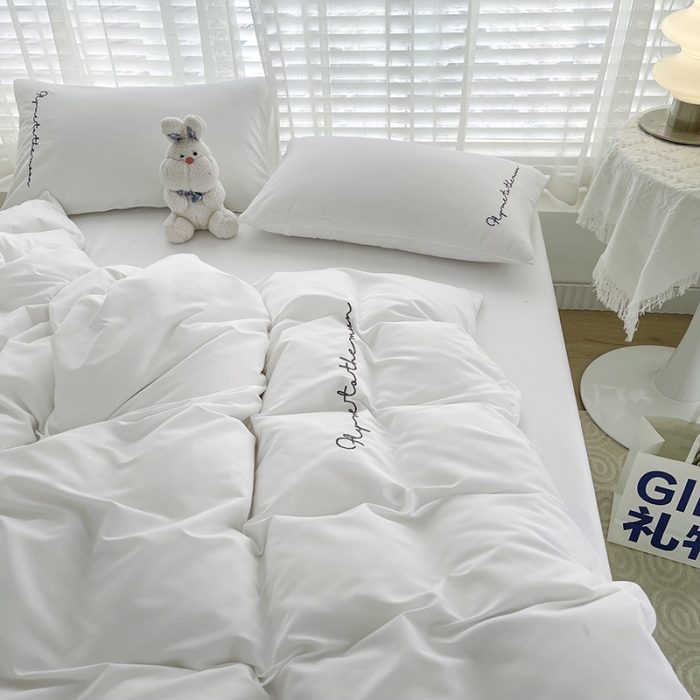 91家纺网 家纺一手货源 找家纺 曼谷家纺纯色简约刺绣四件套柔软磨毛床上用 字母纯白