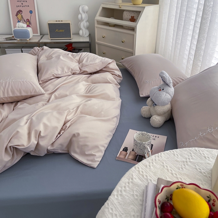 91家纺网 家纺一手货源 找家纺 曼谷家纺纯色简约刺绣四件套柔软磨毛床上用字母奶茶灰