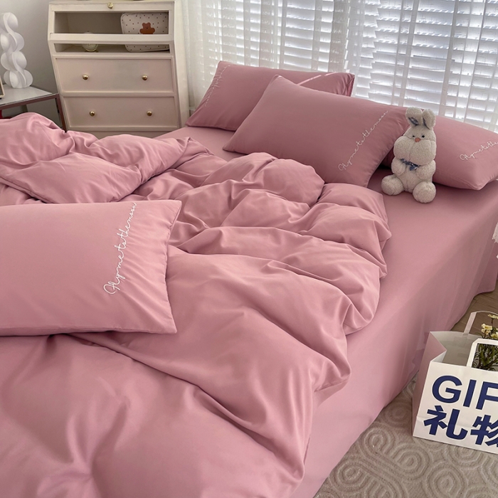 91家纺网 家纺一手货源 找家纺 曼谷家纺纯色简约刺绣四件套柔软磨毛床上用字母浅豆沙