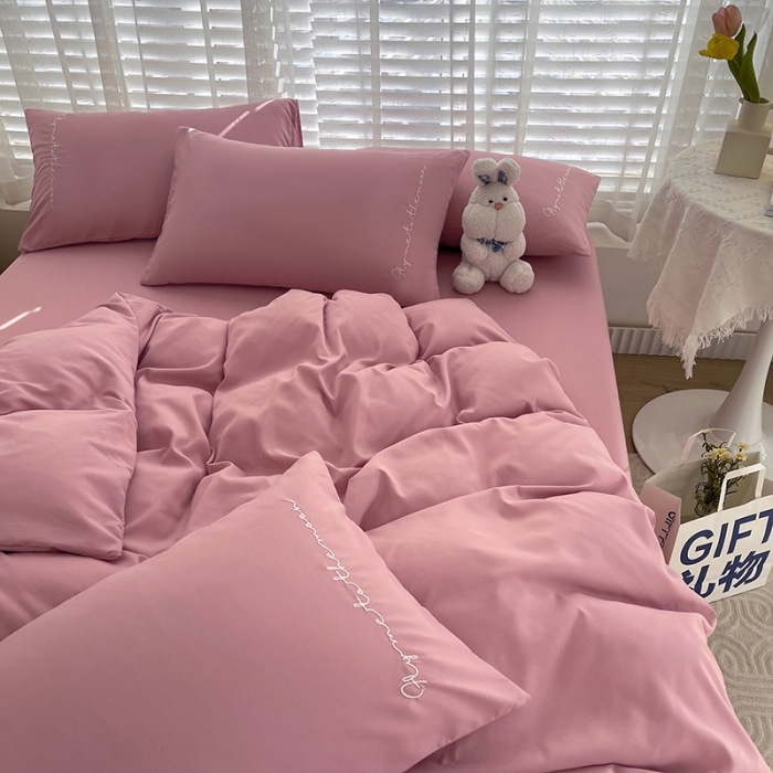 91家纺网 家纺一手货源 找家纺 曼谷家纺纯色简约刺绣四件套柔软磨毛床上用字母浅豆沙