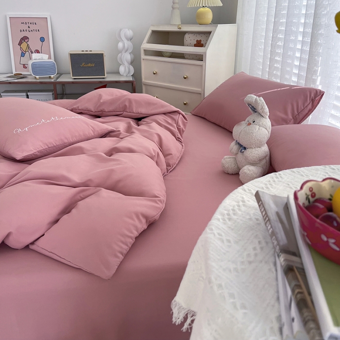 91家纺网 家纺一手货源 找家纺 曼谷家纺纯色简约刺绣四件套柔软磨毛床上用字母浅豆沙