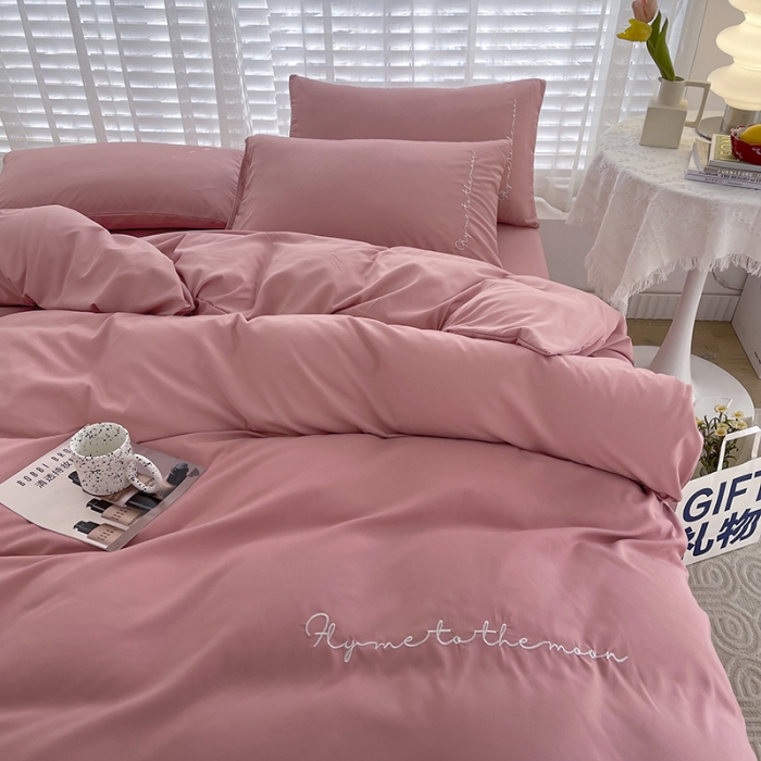 91家纺网 家纺一手货源 找家纺 曼谷家纺纯色简约刺绣四件套柔软磨毛床上用字母浅豆沙