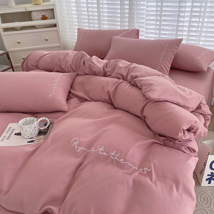 91家纺网 家纺一手货源 找家纺 曼谷家纺纯色简约刺绣四件套柔软磨毛床上用字母浅豆沙