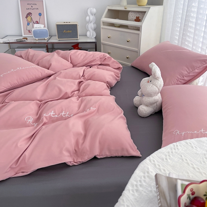 91家纺网 家纺一手货源 找家纺 曼谷家纺纯色简约刺绣四件套柔软磨毛床上用字母浅豆沙灰