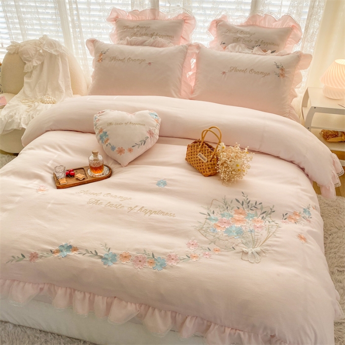 91家纺网 家纺一手货源 找家纺 艾晶美家纺 2022新款莱赛尔天丝泡泡纱绣花四件套 巴黎春天-柔粉