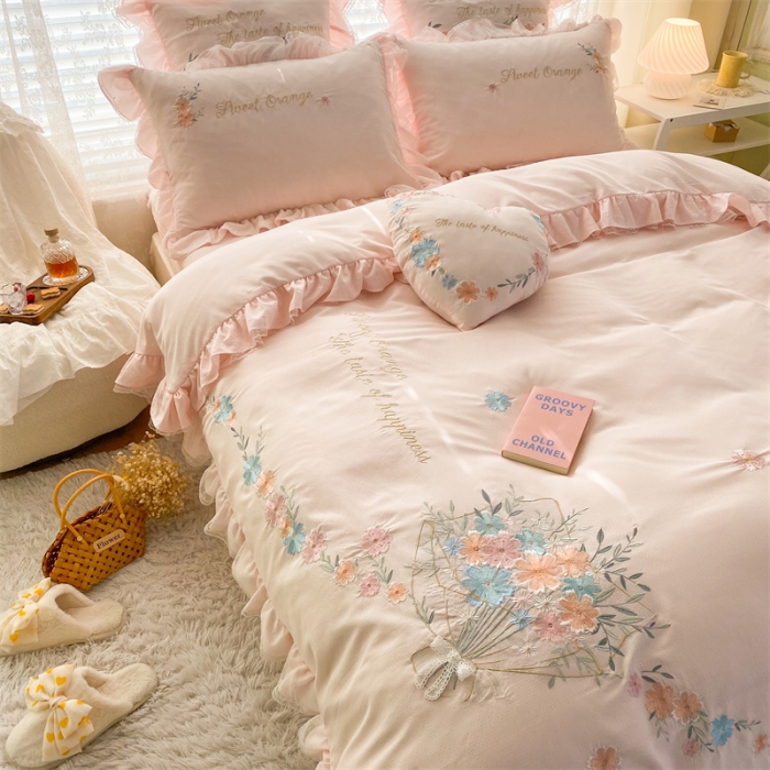 91家纺网 家纺一手货源 找家纺 艾晶美家纺 2022新款莱赛尔天丝泡泡纱绣花四件套 巴黎春天-柔粉