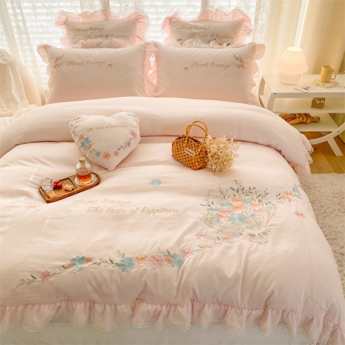 91家纺网 家纺一手货源 找家纺 艾晶美家纺 2022新款莱赛尔天丝泡泡纱绣花四件套 巴黎春天-柔粉