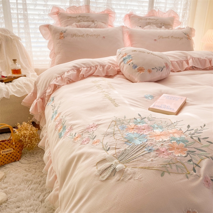 91家纺网 家纺一手货源 找家纺 艾晶美家纺 2022新款莱赛尔天丝泡泡纱绣花四件套 巴黎春天-柔粉