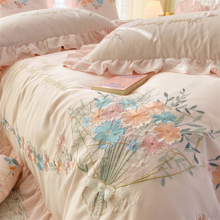 91家纺网 家纺一手货源 找家纺 艾晶美家纺 2022新款莱赛尔天丝泡泡纱绣花四件套 巴黎春天-柔粉