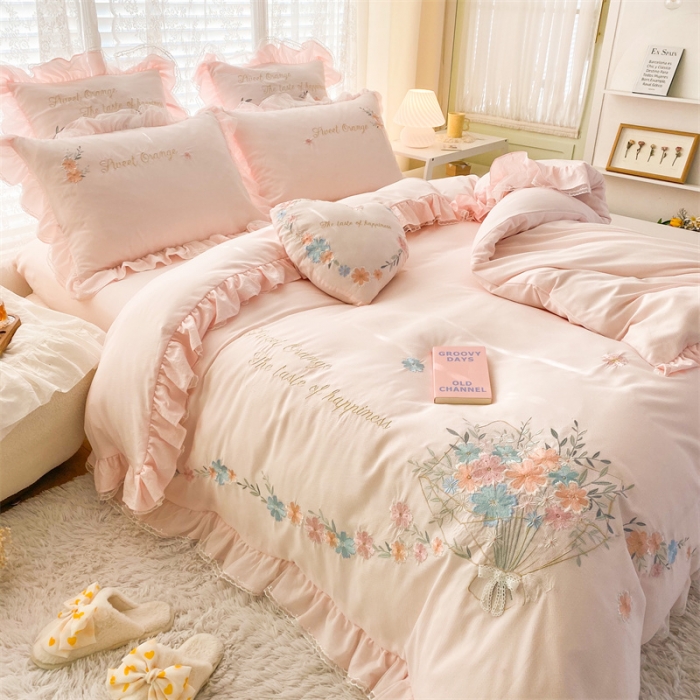 91家纺网 家纺一手货源 找家纺 艾晶美家纺 2022新款莱赛尔天丝泡泡纱绣花四件套 巴黎春天-柔粉