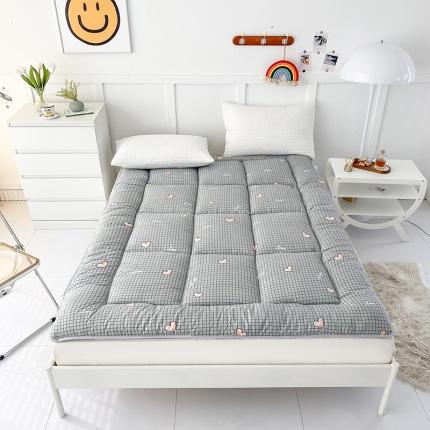 91家纺网 家纺一手货源 找家纺 易展家居 2023新款高弹磨毛夹棉印花软床垫 心心相印