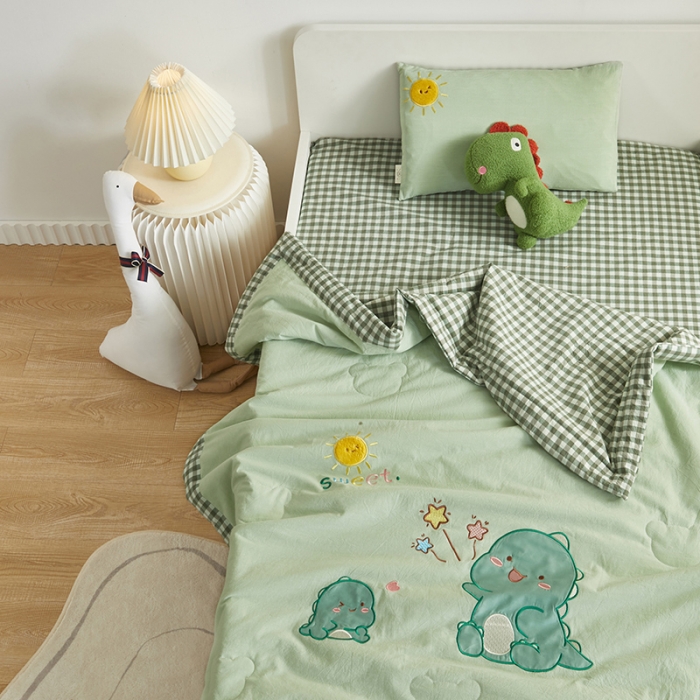 91家纺网 家纺一手货源 找家纺 荷马之梦 童梦系列—儿童A类全棉色织水洗棉绣花夏被 萌萌恐龙