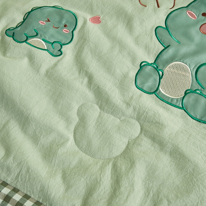 91家纺网 家纺一手货源 找家纺 荷马之梦 童梦系列—儿童A类全棉色织水洗棉绣花夏被 萌萌恐龙