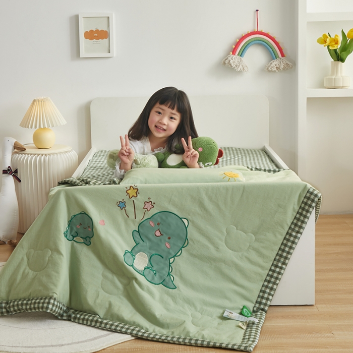 91家纺网 家纺一手货源 找家纺 荷马之梦 童梦系列—儿童A类全棉色织水洗棉绣花夏被 萌萌恐龙