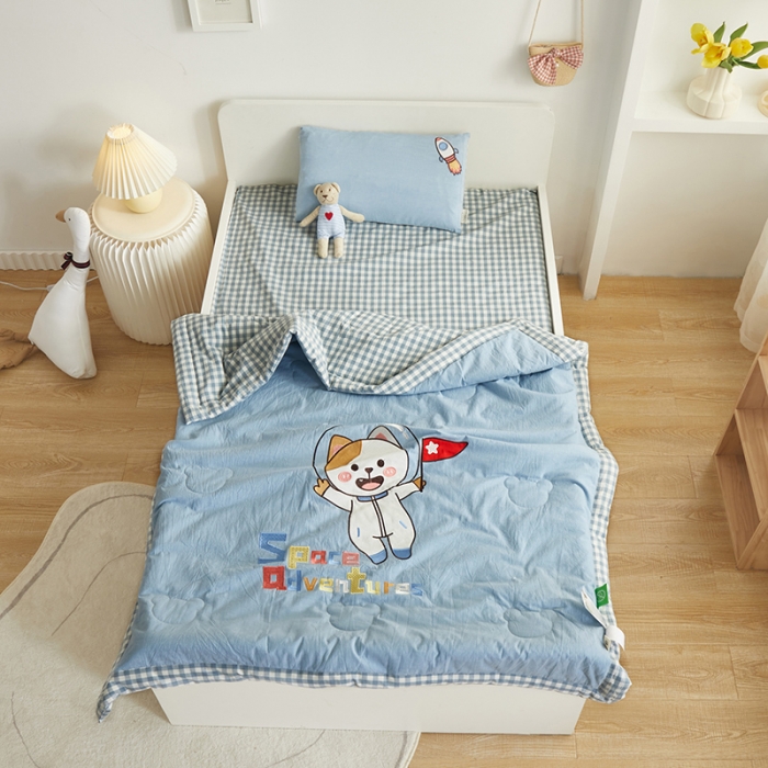 91家纺网 家纺一手货源 找家纺 荷马之梦 童梦系列—儿童A类全棉色织水洗棉绣花夏被 太空喵